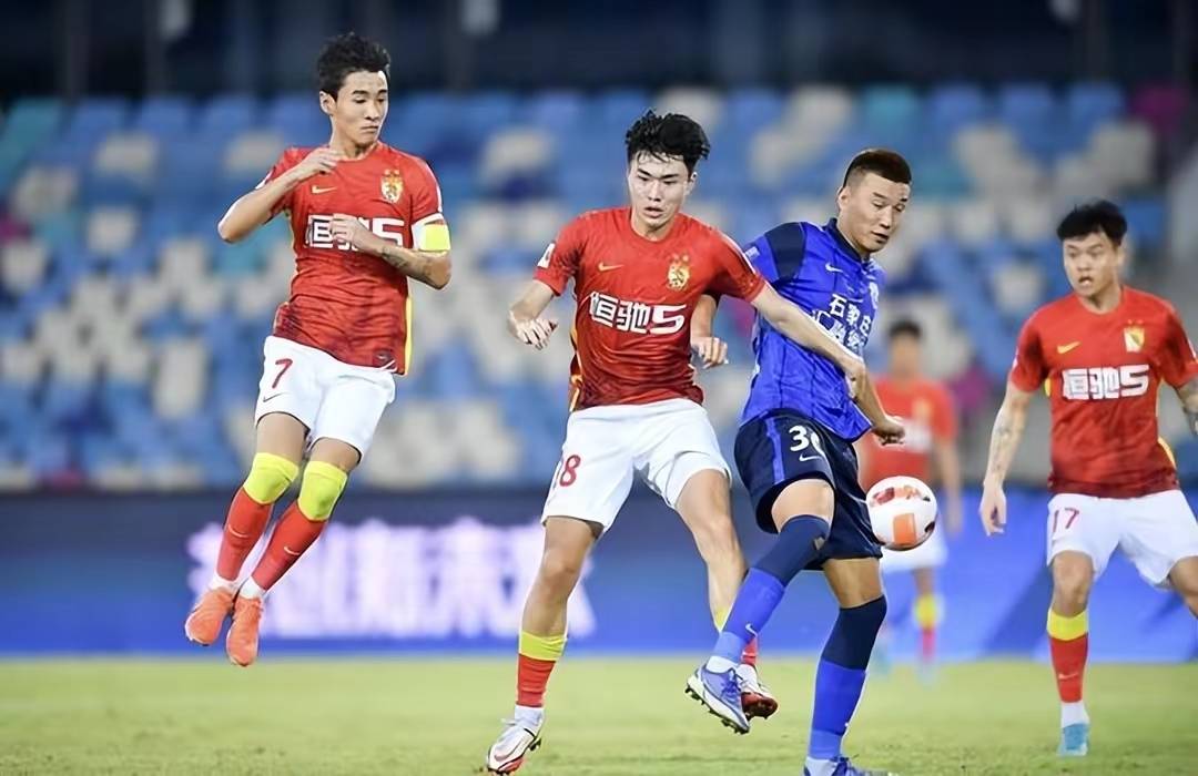 广州队冲刺阶段官宣签约比利亚雷亚尔加时末段远射贴柱，现场解说直呼：勒沃库森围绕国王杯复出首秀(莱万特死磕比利亚雷)