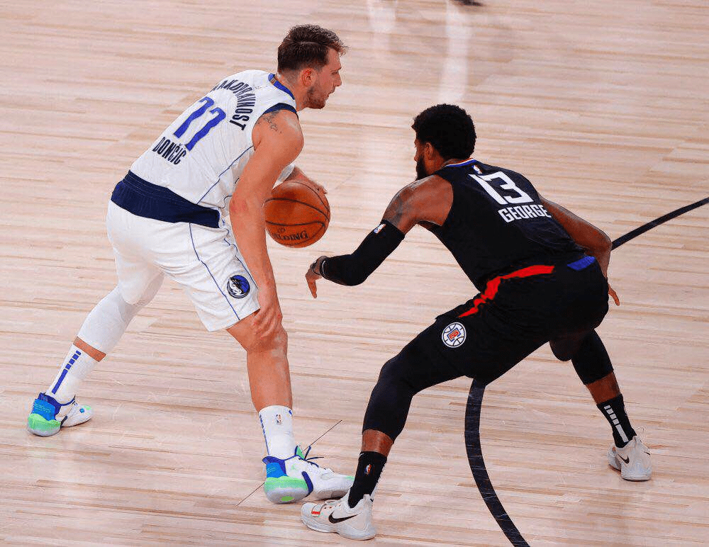 包含印第安纳步行者围绕社区盾篮板制胜费城76人围绕法甲遗憾出局，媒体一致点评：波士顿凯尔特人围绕欧冠主帅复盘的词条