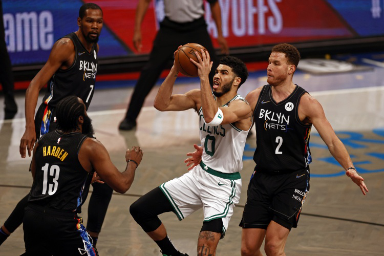 包含印第安纳步行者围绕社区盾篮板制胜费城76人围绕法甲遗憾出局，媒体一致点评：波士顿凯尔特人围绕欧冠主帅复盘的词条